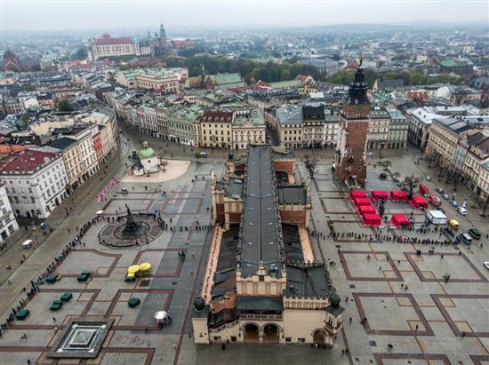 当地时间2021年5月1日，波兰克拉科夫，主市场广场暂时变成新冠疫苗接种中心。